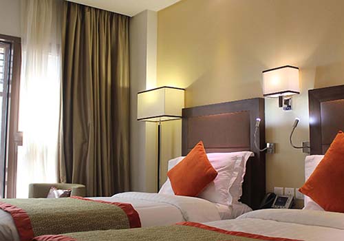 crowne-plaza-madinah-Twin-Bed-Atrium-View-500px